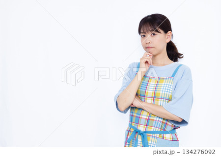 真剣に悩んでいる主婦 134276092