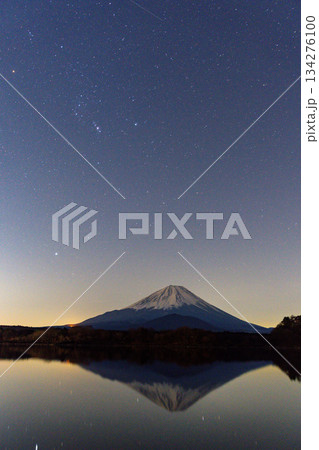 【山梨県】満天の星空、精進湖から望む富士山 134276100