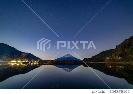 【山梨県】満天の星空、精進湖から望む富士山 【山梨県】満天の星空、精進湖から望む富士山 134276103