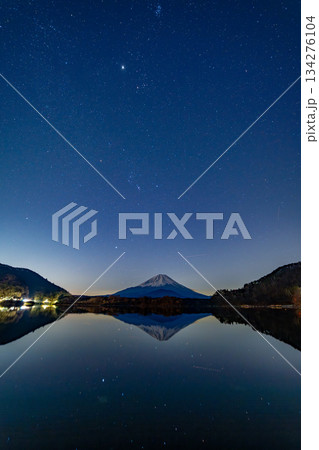 【山梨県】満天の星空、精進湖から望む富士山 134276104