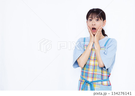 笑顔でびっくり驚いている主婦 134276141