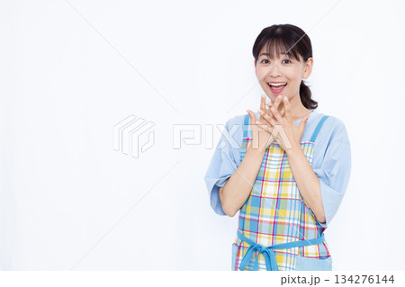 笑顔でびっくり驚いている主婦 笑顔でびっくり驚いている主婦 134276144