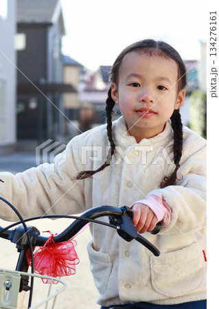 自転車に乗る幼児 134276161