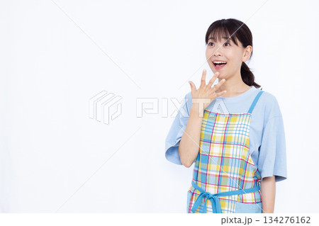 笑顔でびっくり驚いている主婦 134276162