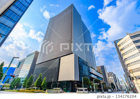 東京　中央区　京橋の都市風景　日本橋三丁目交差点付近 134276204