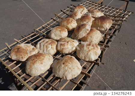 ワゴンに乗っている カイロ市内の焼きたてのパン ワゴンに乗っている カイロ市内の焼きたてのパン 134276243