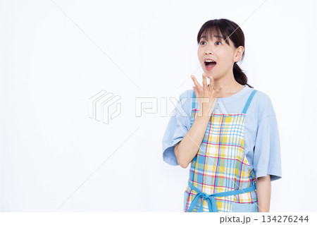 笑顔でびっくり驚いている主婦 笑顔でびっくり驚いている主婦 134276244