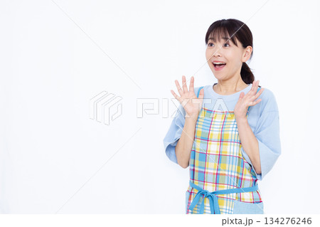 笑顔でびっくり驚いている主婦 134276246