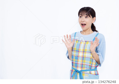 笑顔でびっくり驚いている主婦 134276248