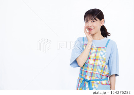 ささやいている主婦 134276282