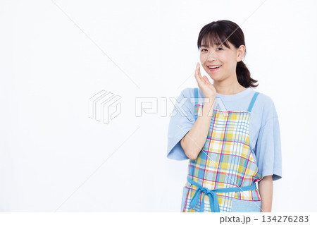 ささやいている主婦 134276283