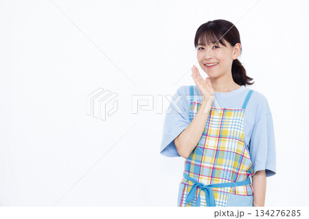 ささやいている主婦 134276285