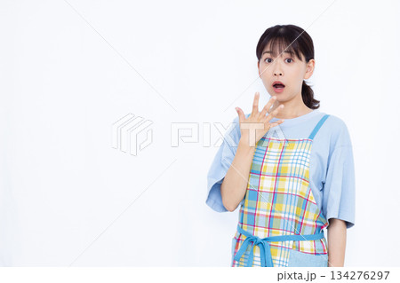 びっくり驚いている主婦 びっくり驚いている主婦 134276297