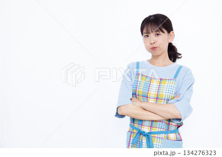 怒っている主婦 134276323