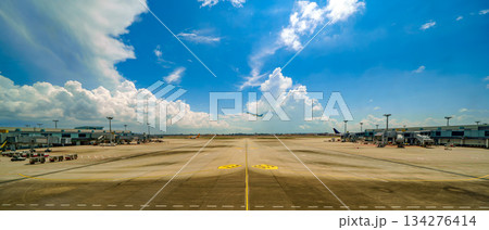 滑走路上で出発を待つ旅客機とチャンギ空港の風景 滑走路上で出発を待つ旅客機とチャンギ空港の風景 134276414