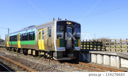 JR久留里線の横田駅に停車する同線の列車 134276683