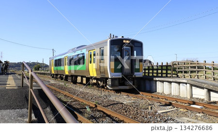 JR久留里線の横田駅に停車する同線の列車 134276686