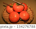 ザル盛りの富有柿 134276788