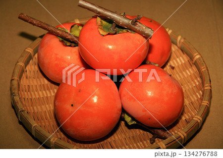 ザル盛りの富有柿 134276788