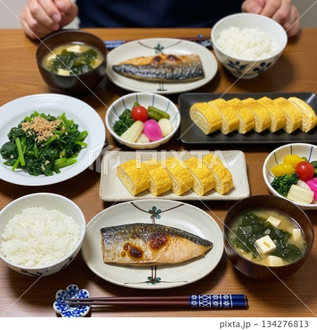 朝食を食べる手元 134276813