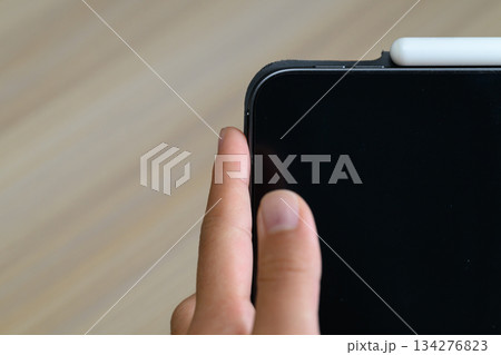 タブレットの電源を入れる指 134276823