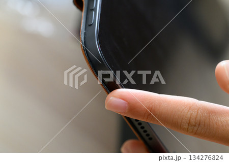 タブレットの電源ボタンを操作する指 134276824
