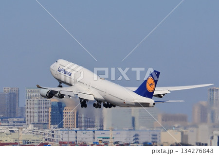 離陸、上昇する旅客機　羽田空港を離陸するルフトハンザ機 134276848