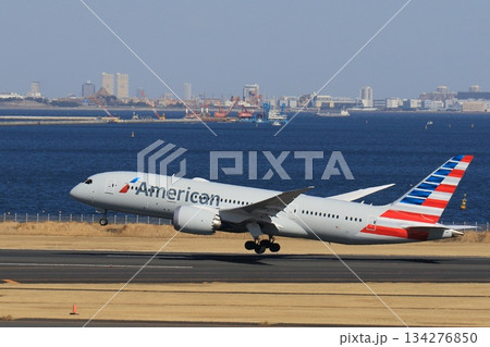 離陸、上昇する旅客機　羽田空港を離陸するアメリカン航空機 134276850