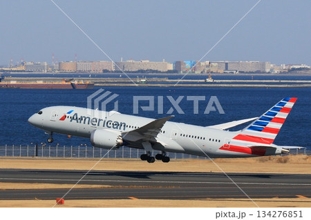 離陸、上昇する旅客機　羽田空港を離陸するアメリカン航空機 134276851