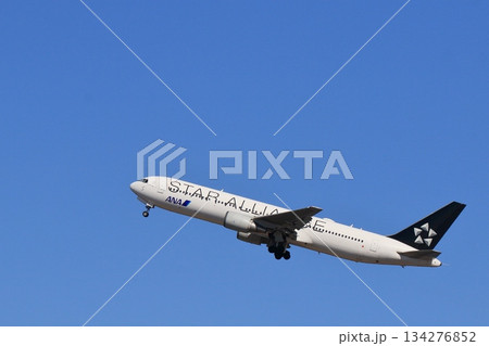 離陸、上昇する旅客機 羽田空港を離陸するANA機 離陸、上昇する旅客機 羽田空港を離陸するANA機 134276852