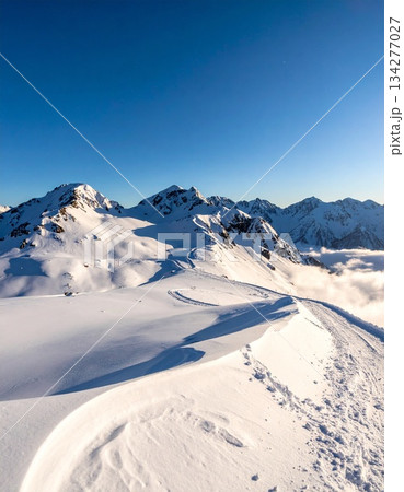 【AI生成画像】早朝の爽やかな絶景 雪の山岳地帯 【AI生成画像】早朝の爽やかな絶景 雪の山岳地帯 134277027