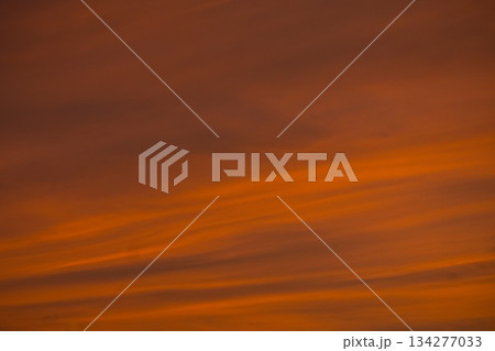 綺麗に色づいた夕焼け雲は刻々と形を変えていく 134277033