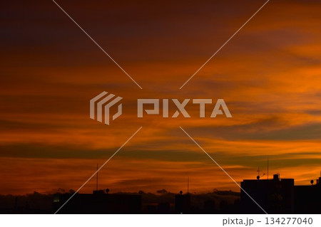 綺麗に色づいた夕焼け雲は刻々と形を変えていく 134277040