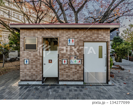 公園のトイレ入口に掲示されたピクトグラム 134277099