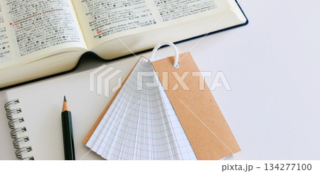 教育イメージ 受験生 試験勉強 コピースペース 2:1 教育イメージ 受験生 試験勉強 コピースペース 2:1 134277100