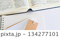 教育イメージ　受験生　試験勉強　コピースペース　2:1 134277101