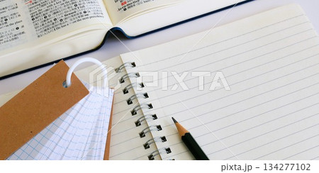 教育イメージ 受験生 試験勉強 コピースペース 2:1 教育イメージ 受験生 試験勉強 コピースペース 2:1 134277102