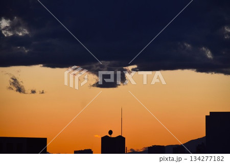 綺麗に色づいた夕焼け雲は刻々と形を変えていく 綺麗に色づいた夕焼け雲は刻々と形を変えていく 134277182