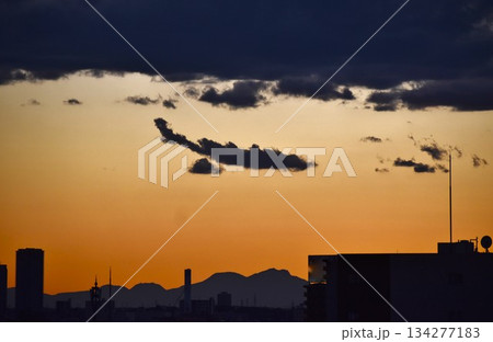 綺麗に色づいた夕焼け雲は刻々と形を変えていく 綺麗に色づいた夕焼け雲は刻々と形を変えていく 134277183