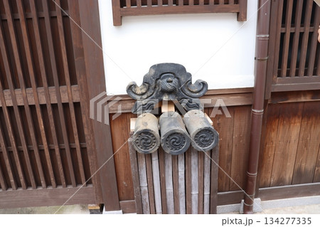 奈良県橿原市今井町の町並みの面白い瓦 奈良県橿原市今井町の町並みの面白い瓦 134277335