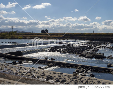 光り輝く大和川柏原堰堤の風景 134277560