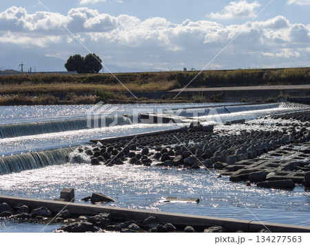 光り輝く大和川柏原堰堤の風景 134277563