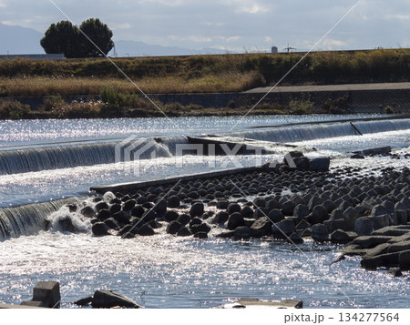 光り輝く大和川柏原堰堤の風景 134277564