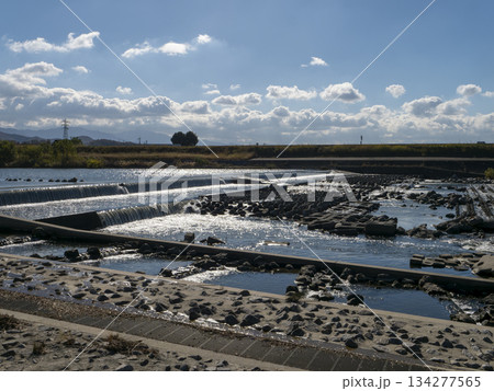 光り輝く大和川柏原堰堤の風景 134277565