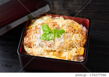 ボリューム感のある作りたてのカツ重 ボリューム感のある作りたてのカツ重 134277566