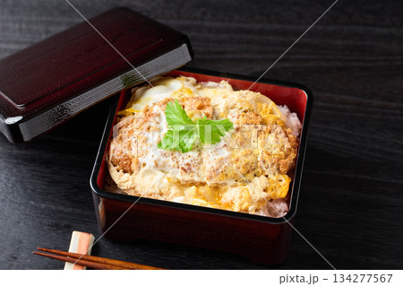 ボリューム感のある作りたてのカツ重 134277567