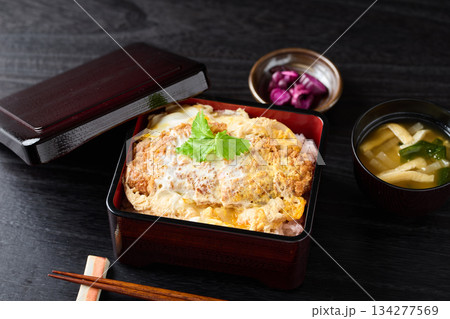 ボリューム感のある作りたてのカツ重 134277569