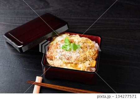 ボリューム感のある作りたてのカツ重 134277571