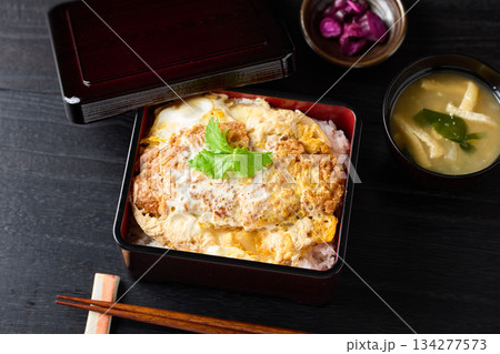 ボリューム感のある作りたてのカツ重 134277573