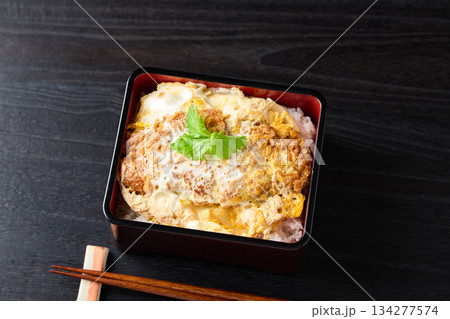 ボリューム感のある作りたてのカツ重 134277574